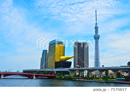 隅田川 アサヒビールの 炎のオブジェ スカイツリー 墨田区吾妻橋 東京都 の写真素材