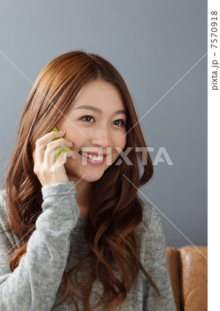携帯電話を使用する女性 携帯電話を使用する女性 7570918