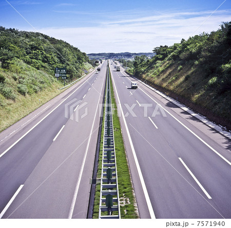 東北自動車道、大和インターチェンジ付近 7571940