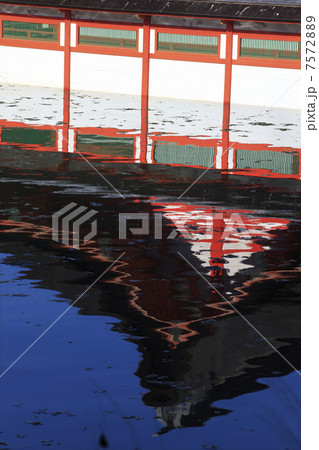 海面に写る厳島神社 7572889