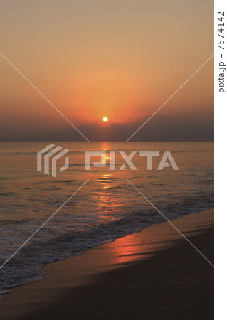 弓ケ浜から大山を望む日の出 7574142