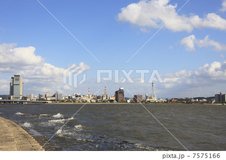 宍道湖と松江市の町並み 7575166