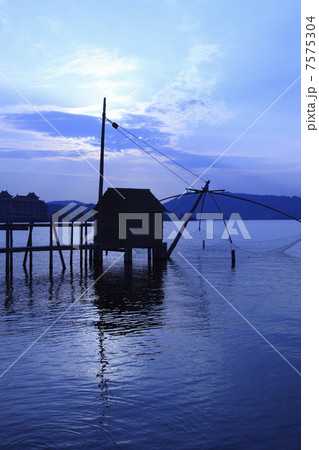 東郷湖の夕日 7575304