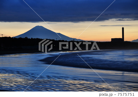夜明けの浜辺 7575751