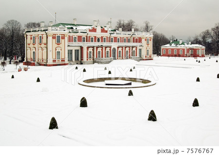 Park before a palace 7576767
