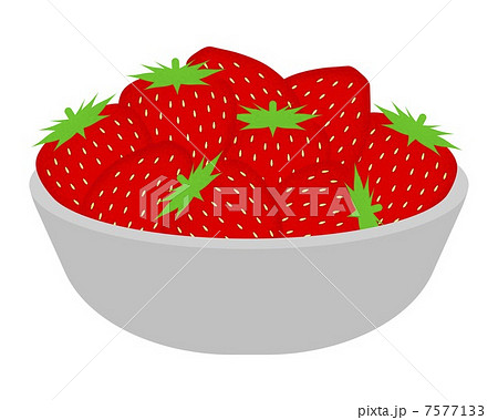 器に盛られた苺 7577133