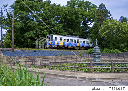 淵龍ヶ池の前を走るえちぜん鉄道 7578017