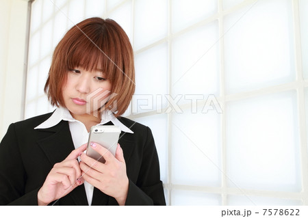 スマホを触るビジネスウーマン 7578622
