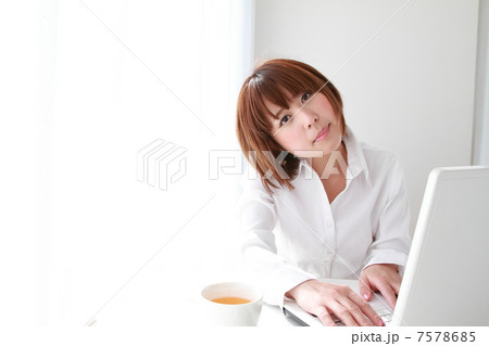 パソコンするビジネスウーマン 7578685