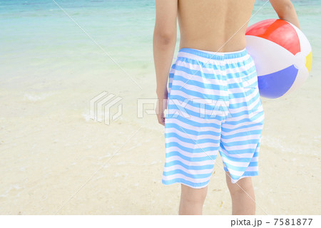 ビーチボールと男性 7581877