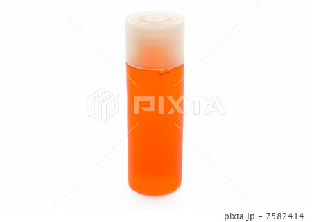 化粧水容器　白背景 7582414