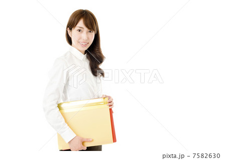 書類を持つ女性社員 7582630