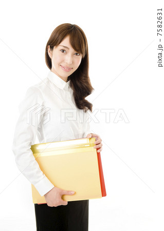 書類を持つ女性社員 書類を持つ女性社員 7582631