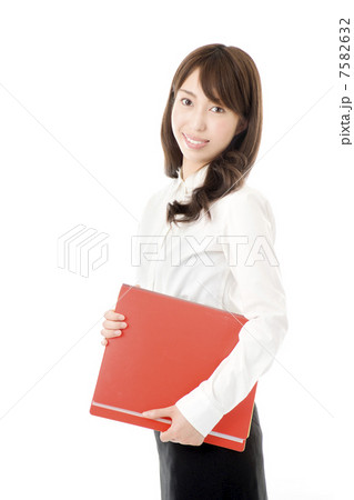 書類を持つ女性社員 7582632