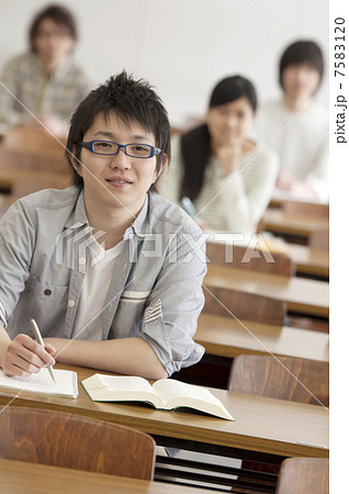 勉強をする大学生 勉強をする大学生 7583120