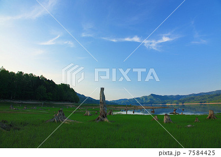 青空の下の糠平湖 01 7584425