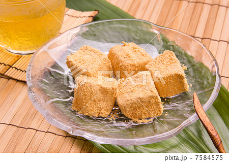 夏の和菓子　わらび餅 7584575