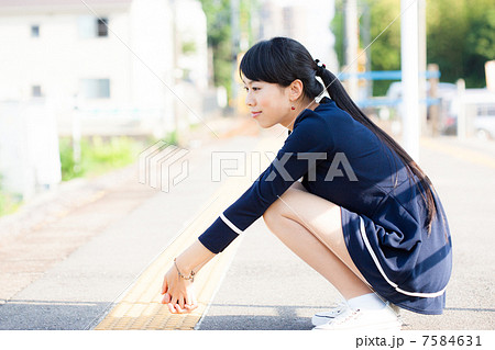 駅のホームにいる若い女性の写真素材