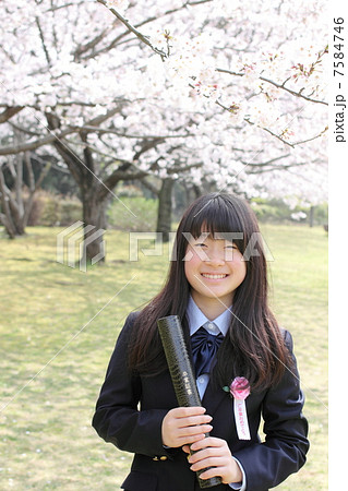 桜と卒業する学生 7584746