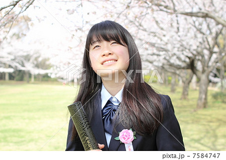 桜と卒業する学生 7584747