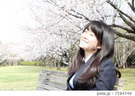 桜と笑顔の学生 7584749