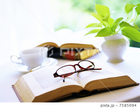 本とメガネ 7585094