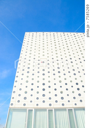 金沢海みらい図書館・日中外観【縦】 7585269