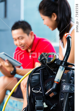 Dive master and student in Asian diving school 7585558
