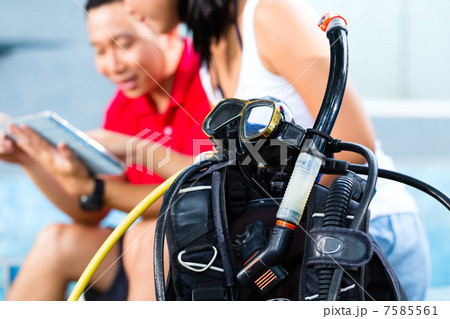 Dive master and student in Asian diving school 7585561