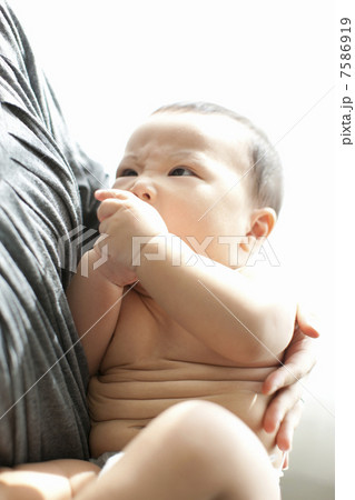 お母さんに抱っこされる赤ちゃん 7586919