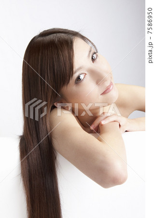 ストレートヘアーの女性 7586950