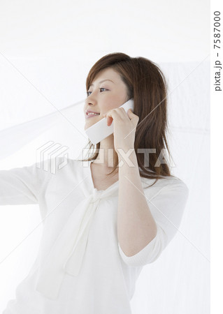 携帯で電話をする女性 携帯で電話をする女性 7587000