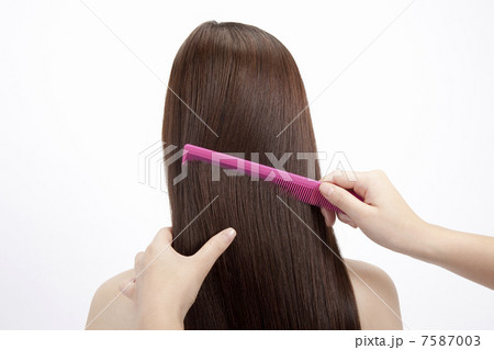 櫛で髪をとく女性 櫛で髪をとく女性 7587003