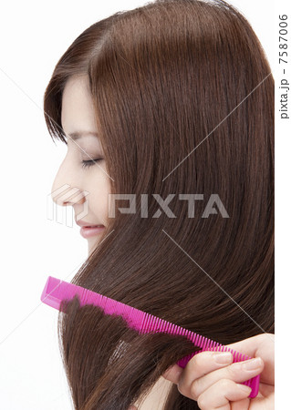 櫛で髪をとく女性 櫛で髪をとく女性 7587006
