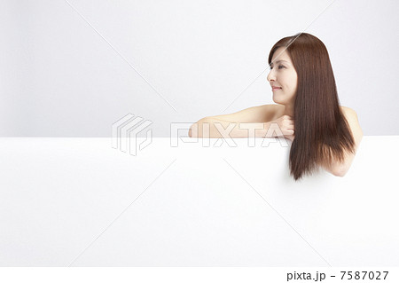 ストレートヘアーの女性 7587027