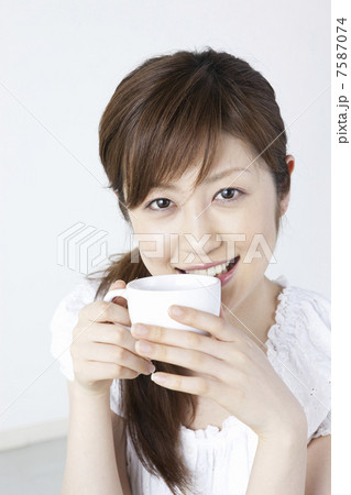 コーヒーを飲む女性 コーヒーを飲む女性 7587074