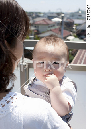 お母さんと笑顔の赤ちゃん お母さんと笑顔の赤ちゃん 7587205