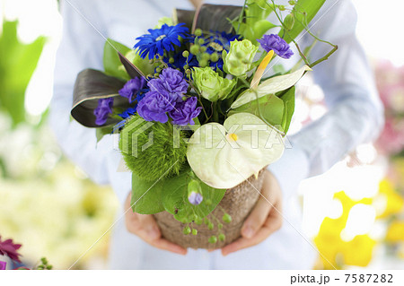 花束を持つ女性 花束を持つ女性 7587282