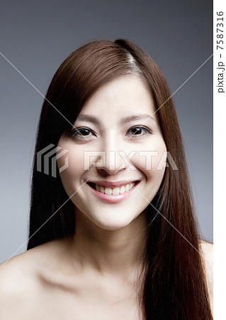 ストレートヘアーの女性 ストレートヘアーの女性 7587316