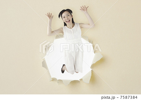 破れた穴から飛び出す女性 破れた穴から飛び出す女性 7587384