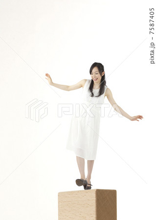 バランスをとる女性 バランスをとる女性 7587405
