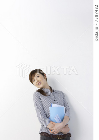 ノートを持つ女性 7587482