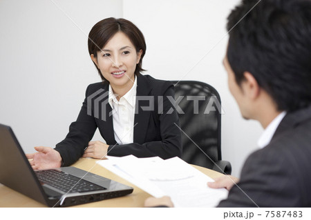 同僚と打ち合わせをする女性 同僚と打ち合わせをする女性 7587483