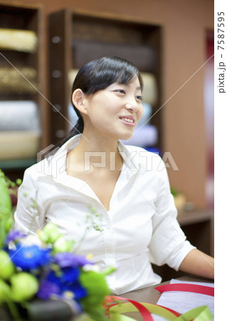花屋の店員の女性とお客さん 花屋の店員の女性とお客さん 7587595