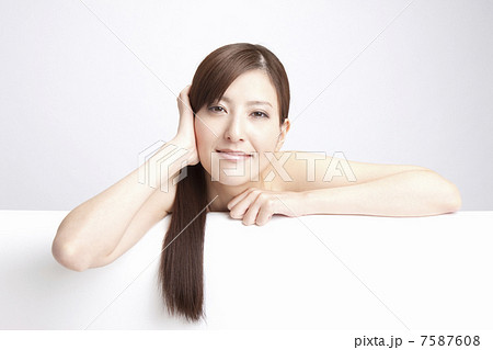 ストレートヘアーの女性 ストレートヘアーの女性 7587608