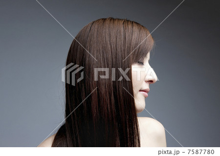 ストレートヘアーの女性 7587780