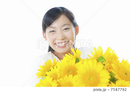 ヒマワリの花束を持つ女性 ヒマワリの花束を持つ女性 7587792
