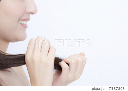 ストレートヘアーに触れる女性 ストレートヘアーに触れる女性 7587803