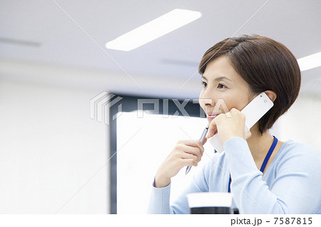 デスクで電話をするOL 7587815