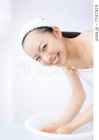 洗顔をする女性 7587829